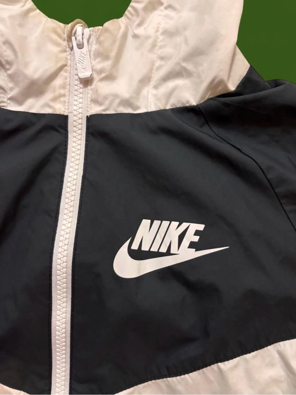 Nike Windbreaker Jacket in White, Black and Grey - Youth Large.